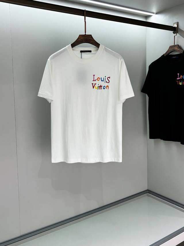 新品蛇年限定款 全新方式演绎精湛工艺,奢华的邂逅充满活力的线条 2025Ss 春夏新品 L家情侣款手绘圆领短袖T恤 最新配色拥有最新的时尚独特的色彩魅力无限延伸