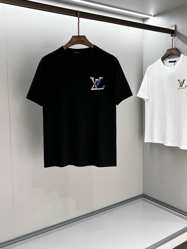 2025春夏新品上市时尚经典圆领短袖时尚单品设计，更加时尚舒适，高标准定制，上身非常有型，人工手绘工艺 客供辅料，客供进口高档面料质感非常细腻，细节工艺精湛考究
