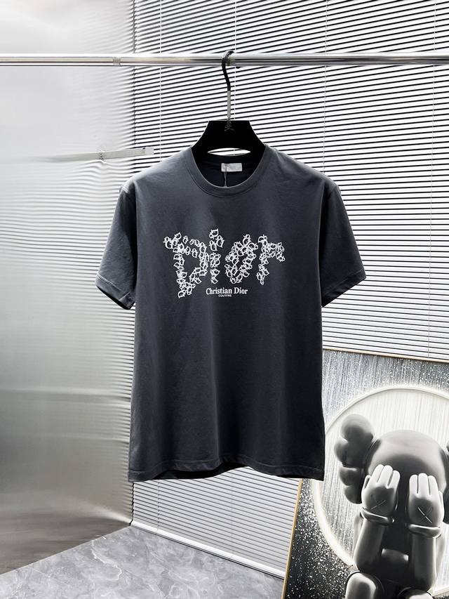 迪奥 Dior 2025新款 圆领 短袖 T恤 体恤 半袖 ，高端版本！专柜定制面料 透气舒适度高，细节无可挑剔，品牌元素设计理念，体现高品质。手感细腻柔软！呈