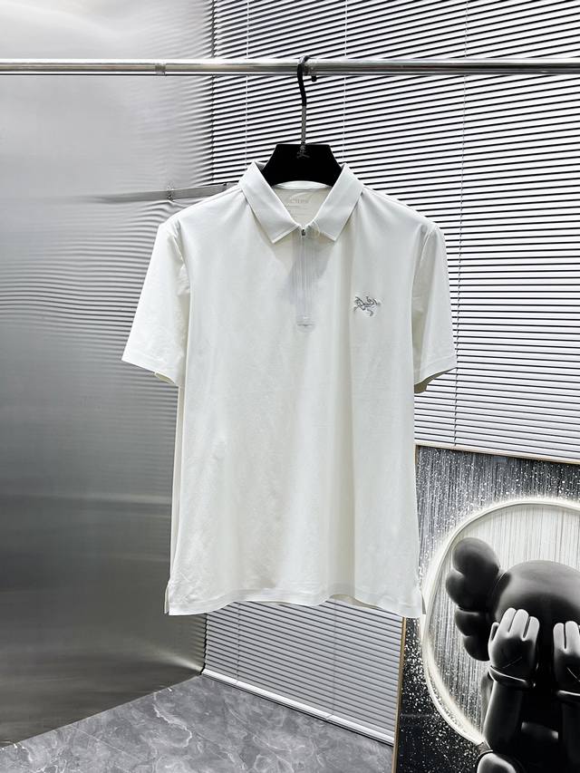 始祖鸟 2025S夏季新款 翻领短袖T恤 Polo衫，高端版本！专柜定制面料 透气舒适度高，细节无可挑剔，品牌元素设计理念，体现高品质。手感细腻柔软！呈现休闲裁