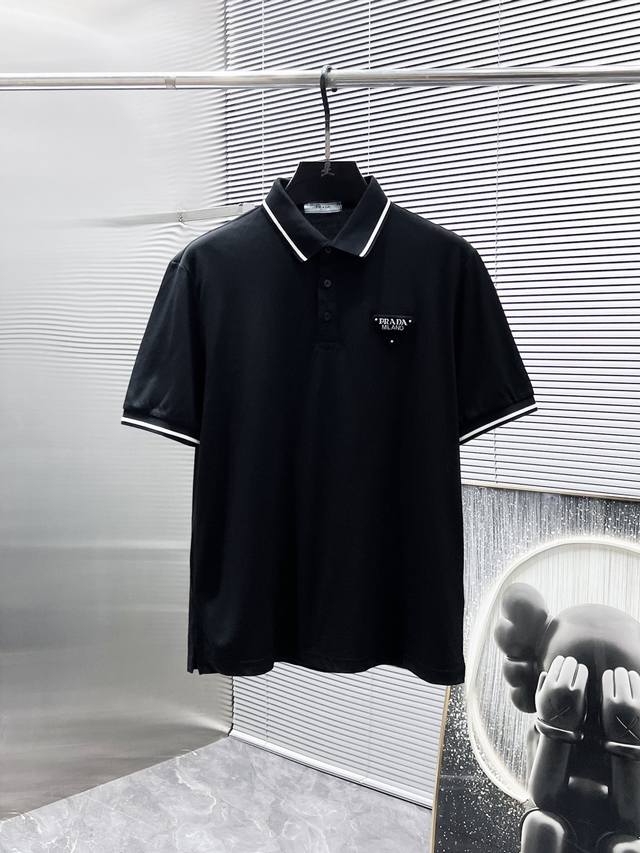 普拉达 Prada 2025Ss夏季新款 翻领短袖T恤 Polo衫，高端版本！专柜定制面料 透气舒适度高，细节无可挑剔，品牌元素设计理念，体现高品质。手感细腻柔