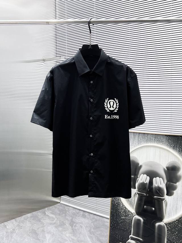 露露 2025Ss新款男士短袖袖 衬衫 衬衣，高端版本！专柜定制面料 透气舒适度高，细节无可挑剔，品牌元素设计理念，体现高品质。手感细腻柔软！呈现休闲裁剪，上身