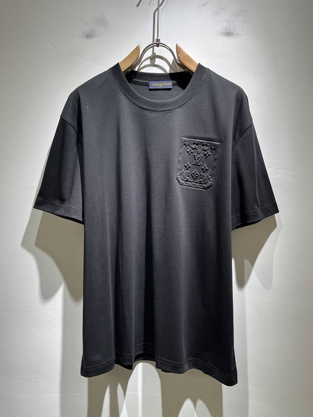 Louisvuitt*路易*登 2025春夏全新系列单品上线，非常时髦前卫的一款男女同款短袖T恤，标识Logo图案压胶修饰！区别于以往的不同，宣示品牌传承的设计