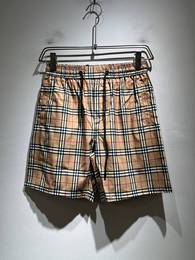 Burber*Y巴*莉 2025春夏新款休闲百搭男女同款休闲短裤！贸易公司渠道稀出，同步官网发售！格子标识图案设计！此款T恤衫甄选客供进口聚酯纤维材质制作而成，