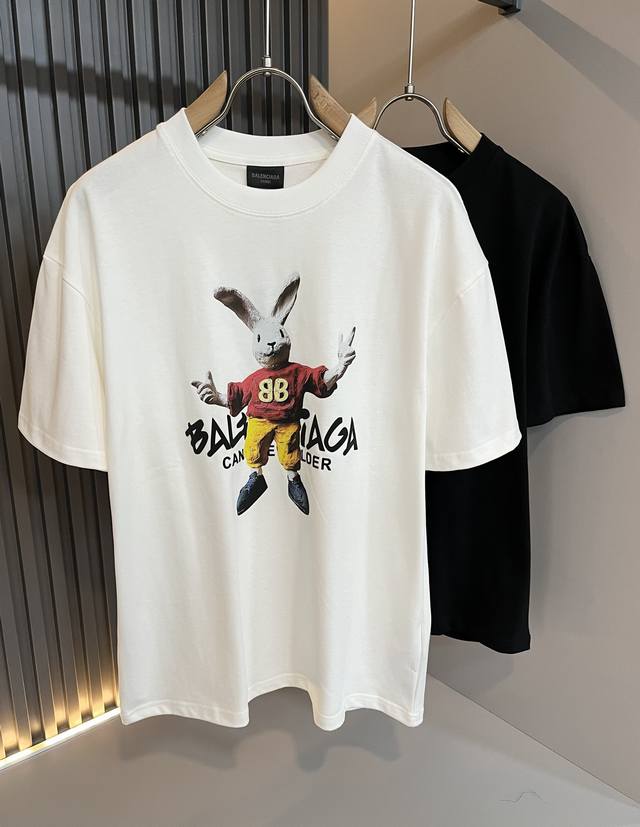 Balenci*Ga巴黎*家 2025春夏新款男女同款短袖T恤！走秀图案印花时尚休闲短袖T恤衫！设计Logo压胶设计！极具设计精选客供260G纯棉面料，手感柔软