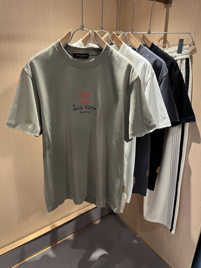 Louisvuitt*路易*登 2025春夏全新系列单品上线，非常时髦前卫的一款男女同款短袖T恤，标识Logo图案刺绣修饰！区别于以往的不同，宣示品牌传承多年的