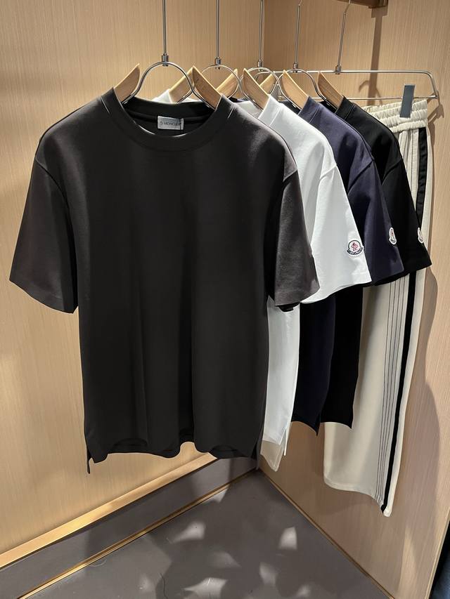 Moncler蒙家 2025春夏最新男女同款贸易订单短袖T恤，全品相！！网红款！采用Logo图案徽章设计！上身舒适透气，不僵硬，整体有着丰富的立体感，品质出口订