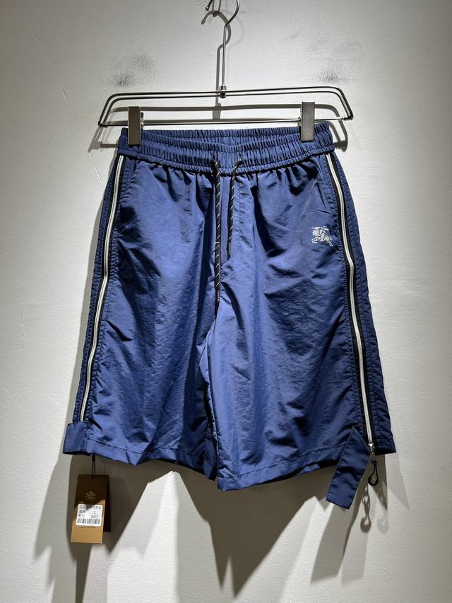 Burber*Y巴*莉 2025春夏新款休闲百搭男女同款休闲短裤！贸易公司渠道稀出，同步官网发售！标识Logo图案印花设计！此款T恤衫甄选客供进口聚酯纤维材质制