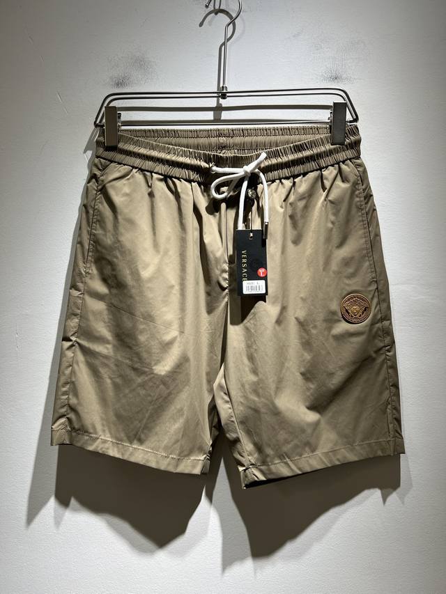 Versa*E 范*哲2025春夏新款男女同款休闲短裤，潮流轻奢新品登场 原单复刻产物 高端品质 市场最高版本 米兰时装设计师款 先睹为快，独家现货发售！裤腿L
