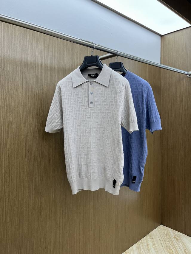 Fendi 芬迪 2025新款Pol0题提花针织短袖T恤上衣 Fendi 浅灰针织Polo，自带松弛贵气感 满身 Ff 暗纹，低调藏着品牌 Dna Polo 领