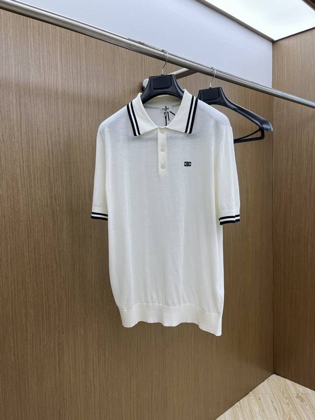 Celine 赛琳2025新款凯旋门针织翻领Polo衫 简约而不失格调，Celine 这款针织白色Polo衫，经典版型邂逅精致细节。黑白撞色条纹勾勒领口与袖口，