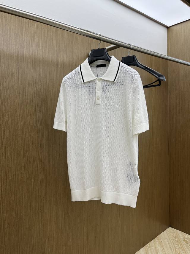 Prada 普拉达2025夏季新款针织三角标短袖Polo衫 谁能拒绝Prada这两款镂空Polo衫！米白温柔，浅蓝清爽，颜色适配夏日氛围。独特镂空设计，兼具时尚