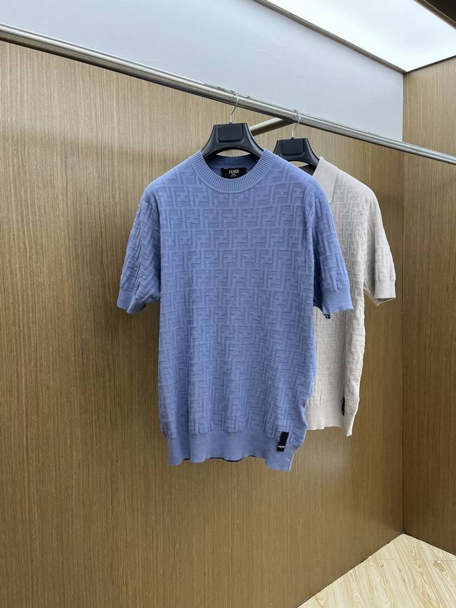 Fendi 芬迪 2025Fendi 经典标识提花短袖针织衫，雾霾蓝调高级又温柔 满身 Ff 老花暗纹，低调彰显品牌格调，质感拉满 圆领设计适配各种穿搭场景，单