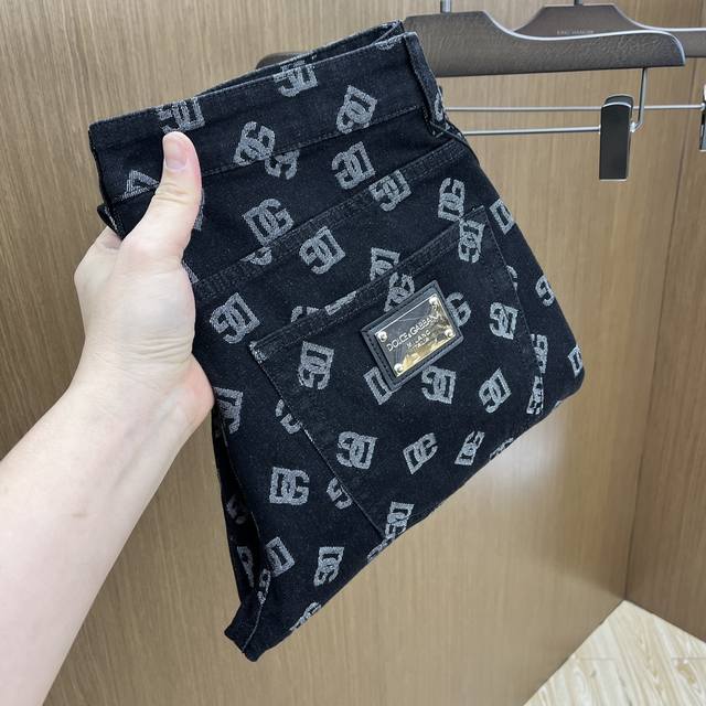 新款 Dgss春夏新品超柔和水洗牛仔裤 ，上身爆帅，小直筒设计，修身裁剪，男款顶级休闲棉质！高端弹力四季百搭通勤牛仔男裤！款式极其的百搭，面料弹力，材质也十分出