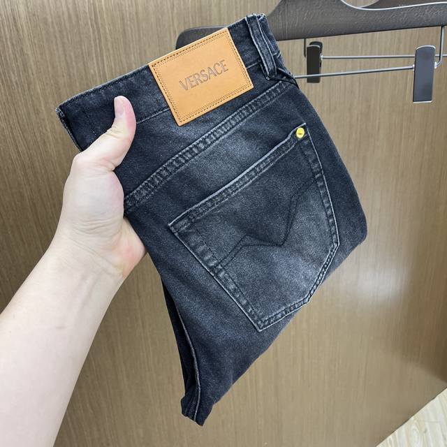 新款 Verss春夏新品超柔和水洗牛仔裤 ，上身爆帅，小直筒设计，修身裁剪，男款顶级休闲棉质！高端弹力四季百搭通勤牛仔男裤！款式极其的百搭，面料弹力，材质也十分