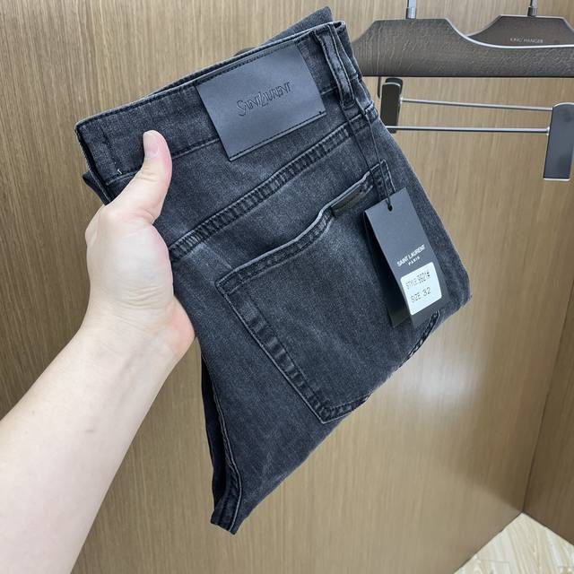 新款 Yslss春夏新品超柔和水洗牛仔裤 ，上身爆帅，小直筒设计，修身裁剪，男款顶级休闲棉质！高端弹力四季百搭通勤牛仔男裤！款式极其的百搭，面料弹力，材质也十分