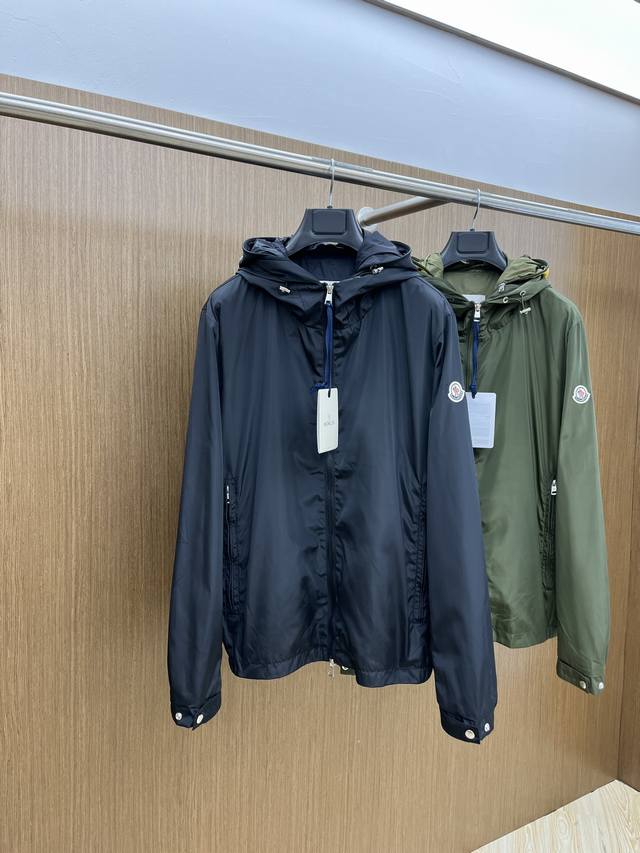 新品 Mon2540春夏独家专供新款连帽夹克外套，时尚简约夹克、高端潮流时尚外套 透气舒适度高，细节无可挑剔，品牌元素设计理念，体现高品质。呈现休闲裁剪，Fs上