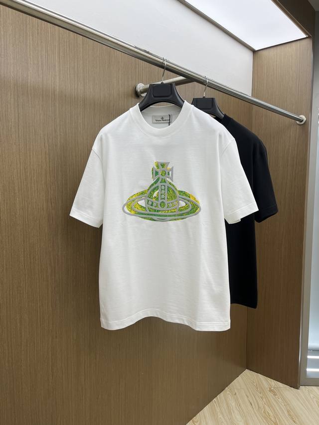 新款 Viw 高端定制 2025春夏新款首发专柜最新款短袖圆领T恤 高端订制 设计前卫时尚！品牌Logo重工艺设计 高端定制丝光云朵棉面料.手感柔软.穿着舒适.