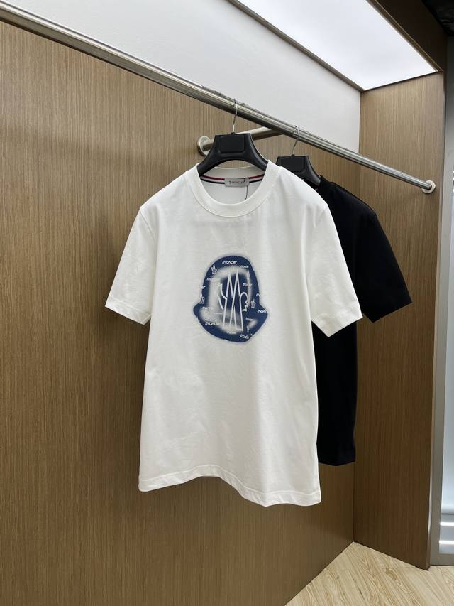 Mon 高定面料 2025春夏新品上市時尚經典圓領短袖時尚單品設計，更加時尚舒適，高標準定制，上身非常有型，人工手繪工藝， 客供輔料，客供進口高檔面料質感非常細