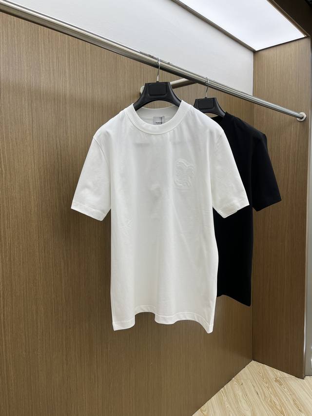 Bbr 高定面料 2025春夏新品上市時尚經典圓領短袖時尚單品設計，更加時尚舒適，高標準定制，上身非常有型，人工手繪工藝， 客供輔料，客供進口高檔面料質感非常細