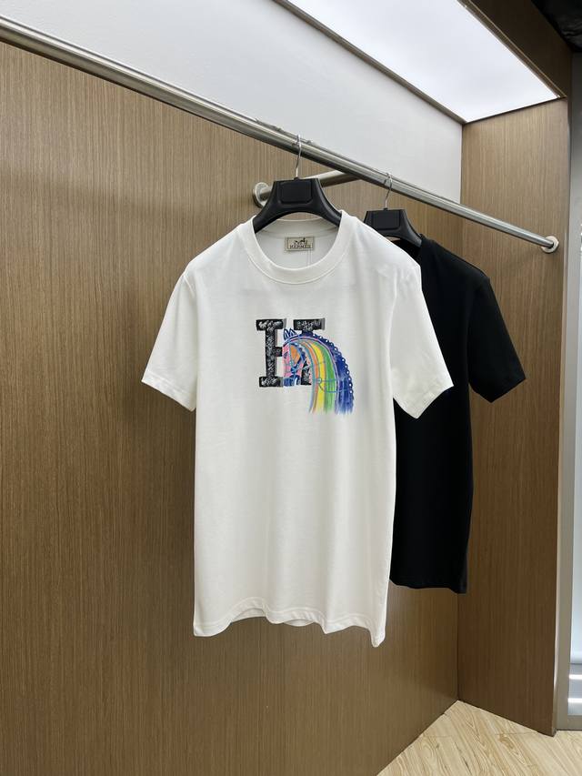 Her 高定面料 2025春夏新品上市时尚经典圆领短袖时尚单品设计，更加时尚舒适，高标准定制，上身非常有型，人工手绘工艺， 客供辅料，客供进口高档面料质感非常细