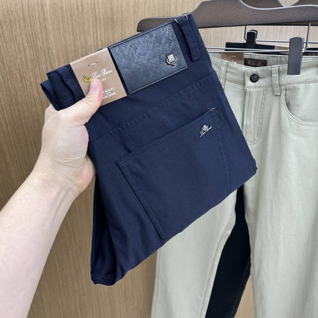 Lp2540Ss春夏新品，官网同步有售，男士高端商务休闲西裤，高端进口面料，带弹力，后面采用硅胶字母压胶，五搭配，即经典又时尚，合体裁缝，上身效果无约束感 ，舒
