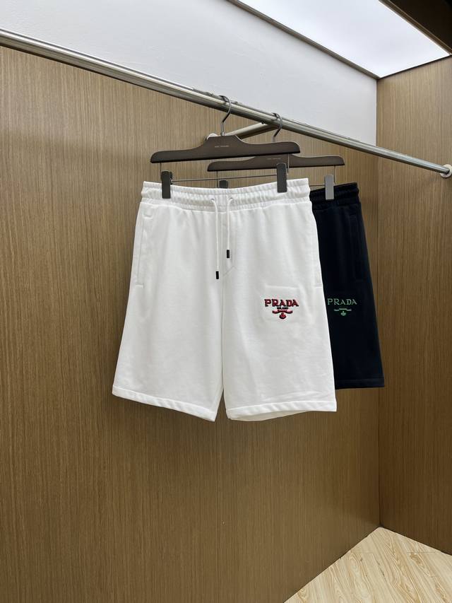 新品 Pd Ss春夏新款独家专供新款休闲短裤高端版本 定制面料 透气舒适度高，细节无可挑剔，品牌元素设计理念，体现高品质。手感细腻柔软！呈现休闲裁剪，上身版型超