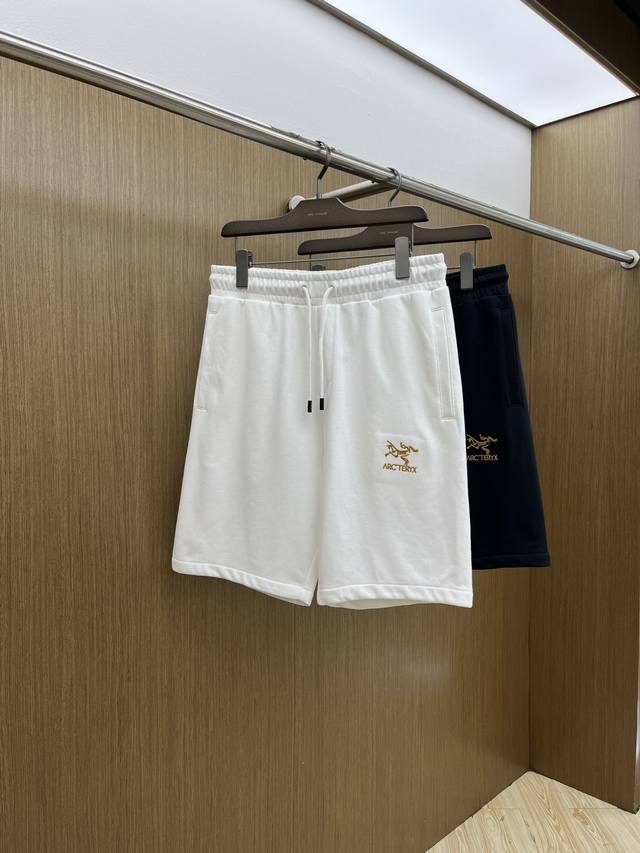 新品 Arc Ss春夏新款独家专供新款休闲短裤高端版本 定制面料 透气舒适度高，细节无可挑剔，品牌元素设计理念，体现高品质。手感细腻柔软！呈现休闲裁剪，上身版型