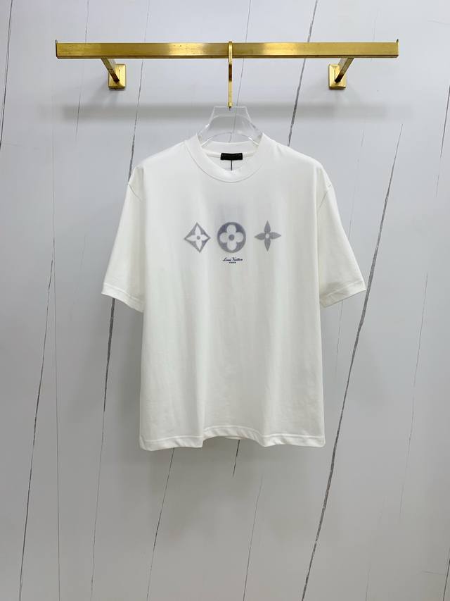 Sslv纯棉最新面料经典标识图案Logo时尚简约潮流短袖，最顶级的品质专柜原单短袖，顶级制作工艺进口面料，专柜款独特设计，采用进口高端订制面料。官网在售！面料版
