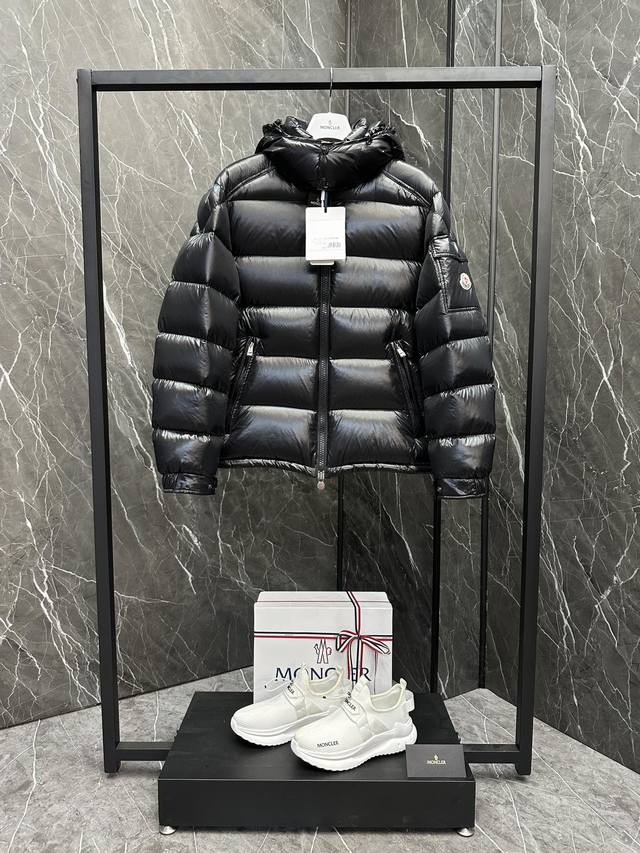 特级羽绒 Moncler Maya短款 2025版本更油亮一些 男士羽绒服夹克外套. Maya为柜台经典系.每年都是细微小改动.换汤不换药吧.喜欢油亮一点的下这