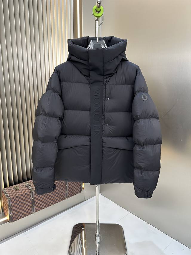 爆款新款黑武士。2025秋冬新款羽绒服 原版1:1订制五金配件全进口原版定制 欢迎专柜对比 绝对的高品质 采用顶级90白鸭绒 超柔软 充羽量蓬松饱满 超级重工