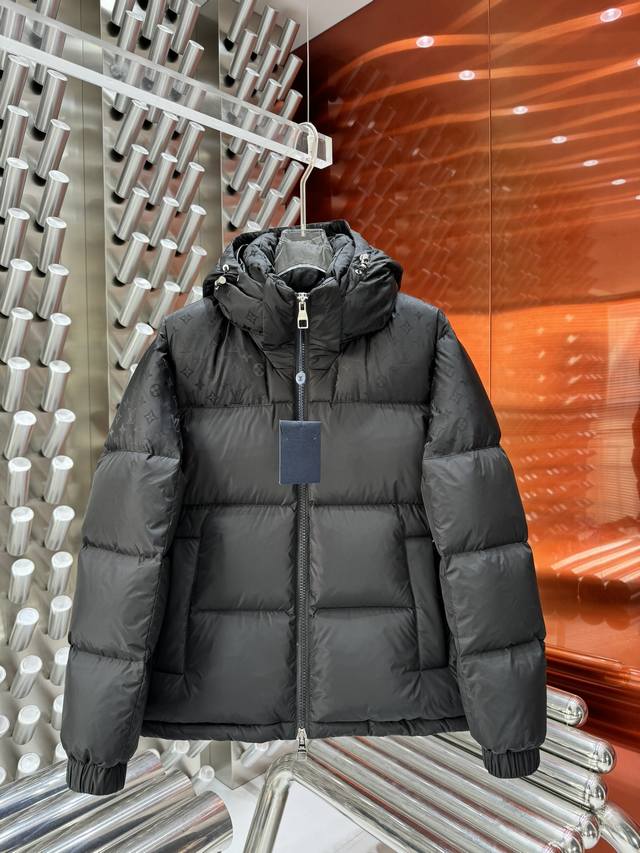 2025秋冬新款羽绒服 原版1:1订制五金配件全进口原版定制 欢迎专柜对比 绝对的高品质 采用顶级95鹅绒 超柔软 充羽量蓬松饱满 超级重工 面料做工杠杠的版型