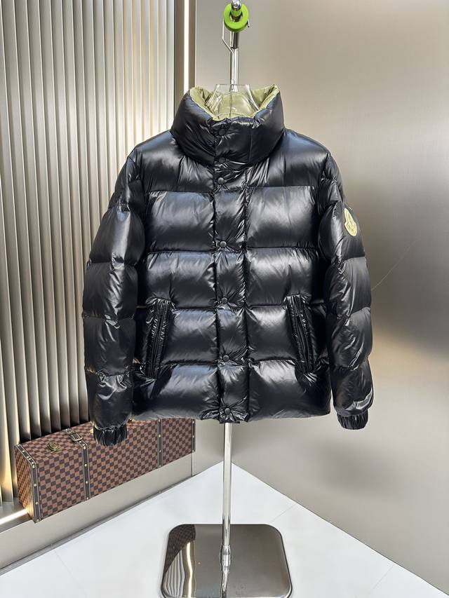 爆款2610秋冬新款羽绒服 原版1:1订制五金配件全进口原版定制 欢迎专柜对比 绝对的高品质 采用顶级90白鸭绒 超柔软 充羽量蓬松饱满 超级重工 面料做工杠杠