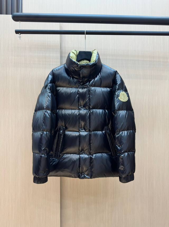 爆款高版本。秋冬新款羽绒服 原版1:1订制五金配件全进口原版定制 欢迎专柜对比 绝对的高品质 采用顶级90白鹅绒 超柔软 充羽量蓬松饱满 超级重工 面料做工杠杠