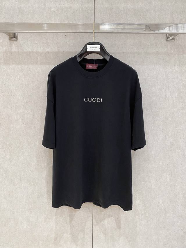 Gucci 25新款短袖Yyds 日常出门闭眼搭 定制纯棉弹力棉面料短袖T恤 魅力在于创造了简约奢华感的时尚,随意搭配感受英式风格独特气质. 宽松的版型展现出休