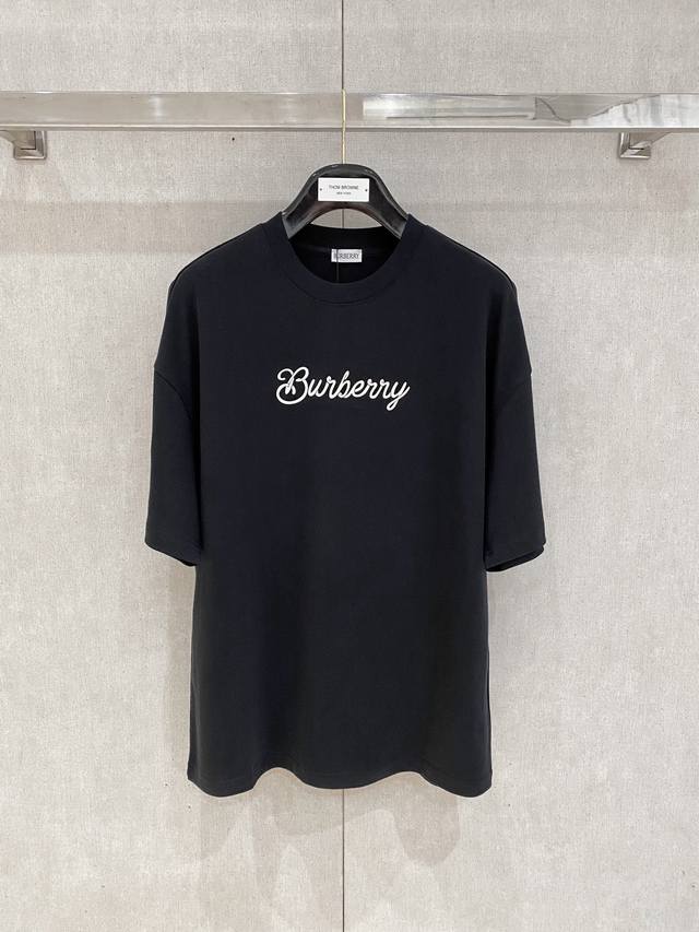 Burberry新一季的王炸单品！♀这次把经典战马Logo玩出新花样 冲浪滑板印花T恤来啦！夏日活力值直接拉满设计亮点必看： 经典战马X极限运动美学 骑士战马冲