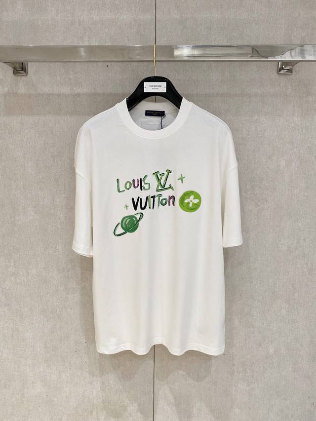 Louisvuitton 路易威登 2025Ss早春新品 走秀款印花棉质圆领短袖 T恤，定制高支纯棉面料打造，前幅字母印花图案，辨识度极高。 上身效果炸裂。万年