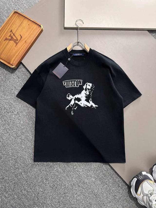 Louisvuitton 路易威登 本款棉质T恤向威斯敏斯特遛狗一族采撷灵感，为正面谐趣Wdog 徽章图案点缀刺绣和珠饰，并以醒目纱线刺绣后部的手写体路昜威登标