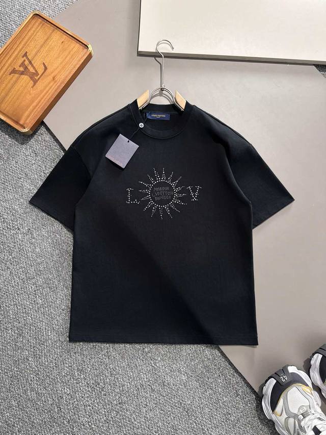 Louisvuitton 路易威登 2025Fw早春“世界是你们”主题 重磅纯棉直喷印花水钻前后印花半袖T恤。 洗涤方式：建议干洗或包裹洗衣袋反面单独冷水快速机