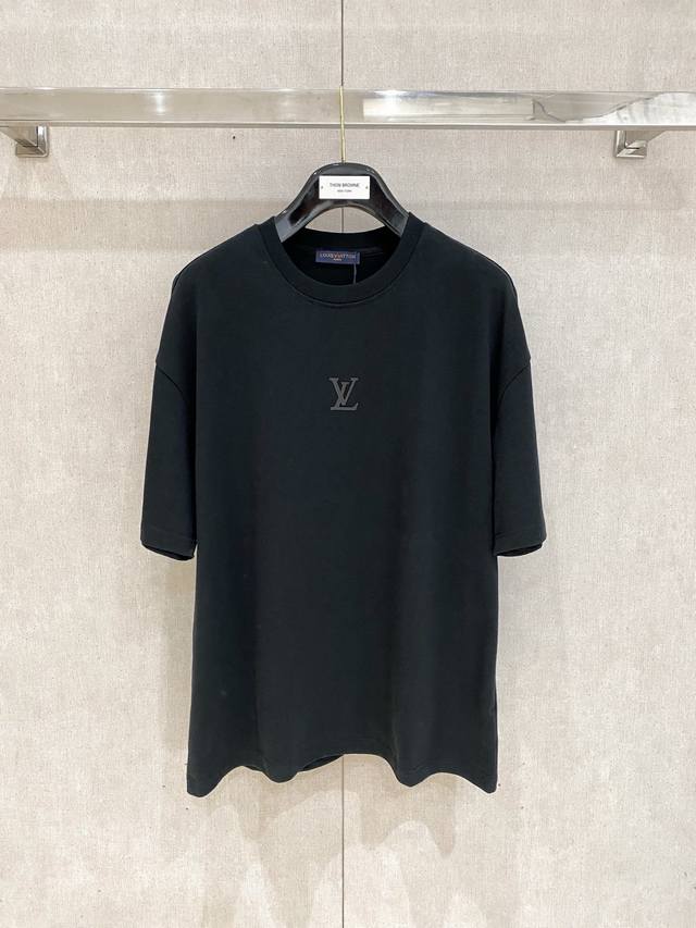 Louisvuitton 路易威登 2025春夏系列前后标识装饰男女同款棉质短袖T恤！毋庸置疑的潮流收割机, 满满的Bigger感！ 还是一如既往的高颜值款式,
