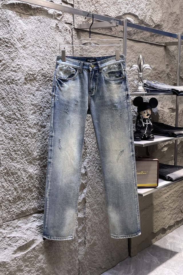 Balenciag* 巴黎 新款阔腿牛仔 丹宁水洗原单高端单品 整体采用的阔腿版型设计，定制的牛仔面料与裁剪比普通工艺复杂很多调整了好多次进口的牛仔面料，面料水
