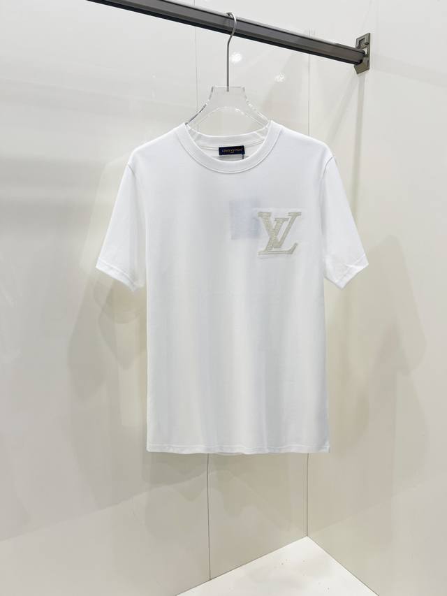 Lv 路易威登 2025春夏新款男女同款短袖T恤，最新款全网独家首上！！~既经典有时尚百搭，谁不爱啊，将经典再次展现，非常的耐看，自带低奢光环与辨识度！传统的品
