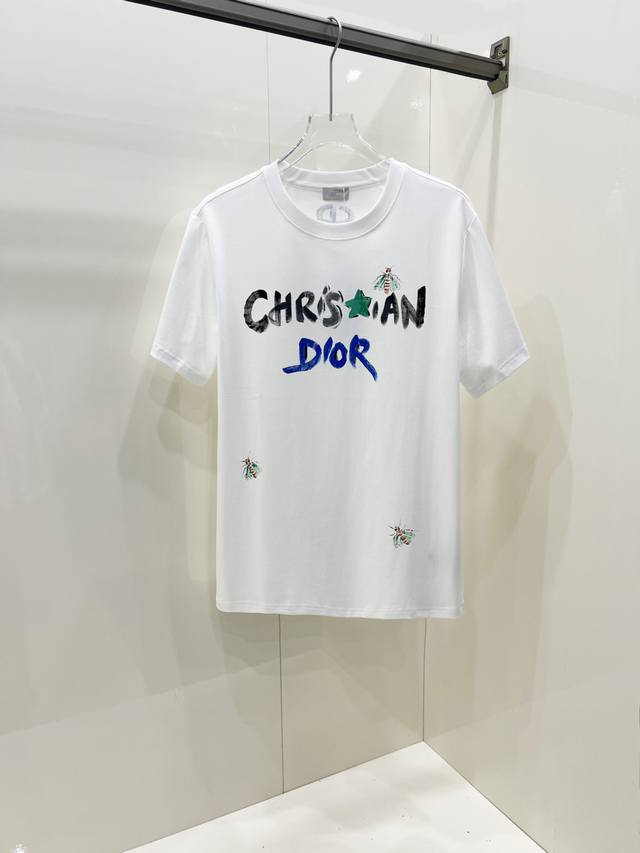 Dior 迪奥 2025春夏新款男女同款短袖T恤，最新款全网独家首上！！~既经典有时尚百搭，谁不爱啊，将经典再次展现，非常的耐看，自带低奢光环与辨识度！传统的品