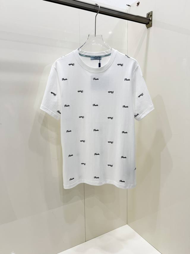 Prada 普拉达 2025春夏新款男女同款短袖T恤，最新款全网独家首上！！~既经典有时尚百搭，谁不爱啊，将经典再次展现，非常的耐看，自带低奢光环与辨识度！传统