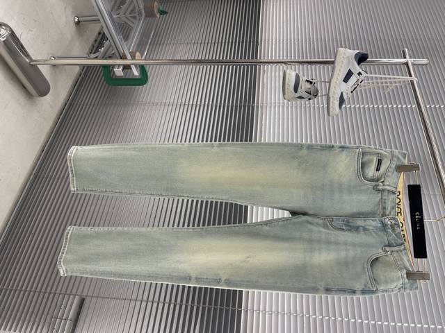 Dg 水洗浅蓝漂白男士牛仔裤！ 98%牛仔棉+2%弹力拉架制作 面料手感扎实有骨感，柔软亲肤，微弹力，上身无束缚感，五口袋的直筒裤型，水洗蓝素雅色调很好搭配T恤