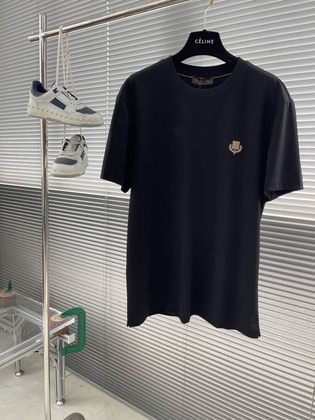Loro Piana纯棉圆领 25Ss 春夏季新款，以都市高端品质引领潮流风向，纯色系列简洁时尚，百搭休闲风格，无论是商务场合还是休闲时刻都能轻松驾驭。胸前精美