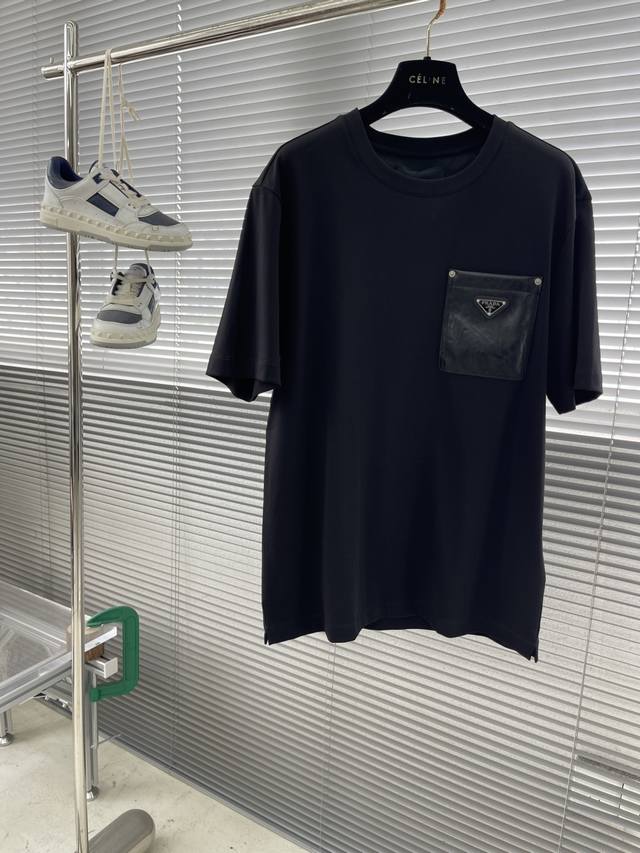 Prad 25Ss春夏圆领短T款 这款圆领短袖采用了双面液氨棉面料 棉90.6%+氨纶9.4%这样的成分组合不仅保留棉感的柔软舒适还增加了光泽感和久穿久洗不易变