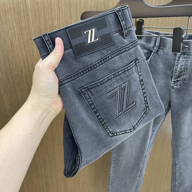 Zz 高端定制、2025早春薄款最新款牛仔裤 柜台同步发售 小脚版型，进口固色面料 原版定制复刻 客供五金辅料 原单品质 重工洗水 做工走线精细 上身绝佳！优选