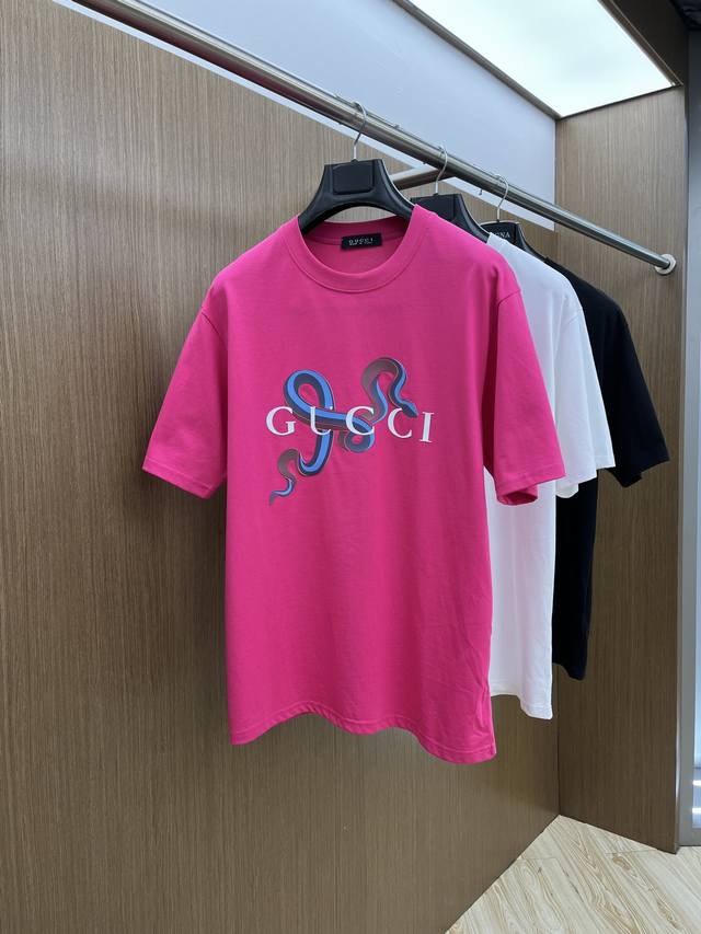 Guc 独家首发 2025早春最新品，专柜同步有售，原单狠货，时尚休闲圆领短袖T恤，上身舒适！吸睛而有亮点，采用进口原版面料，顶级印花刺绣工艺字母图案Logo，