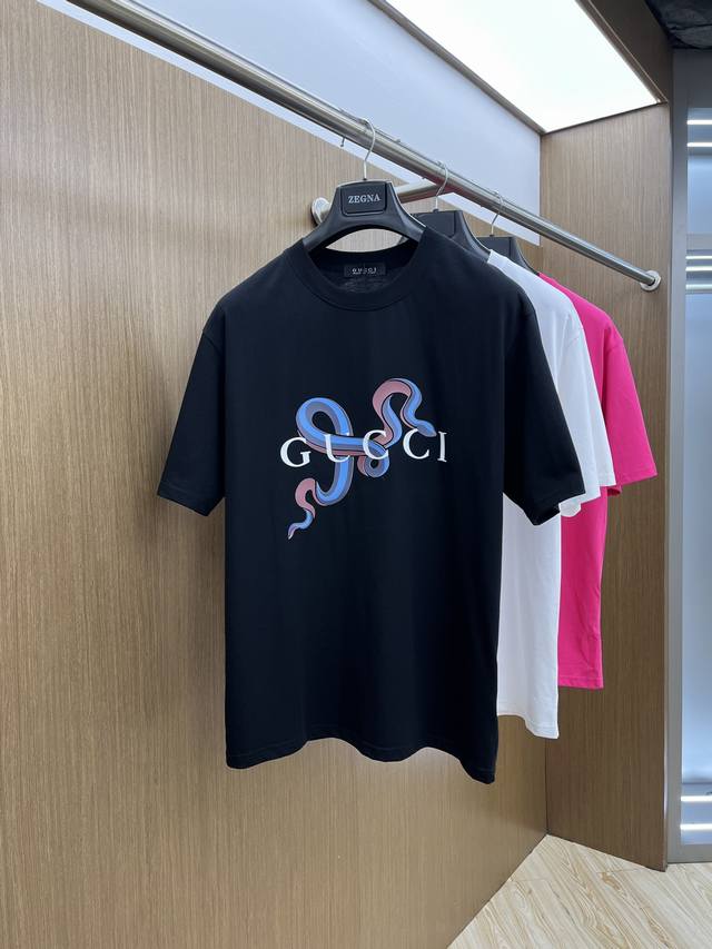 Guc 独家首发 2025早春最新品，专柜同步有售，原单狠货，时尚休闲圆领短袖T恤，上身舒适！吸睛而有亮点，采用进口原版面料，顶级印花刺绣工艺字母图案Logo，